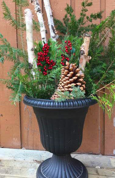 Go With Nature for a Captivating Outdoor Holiday Decoration for Your Home